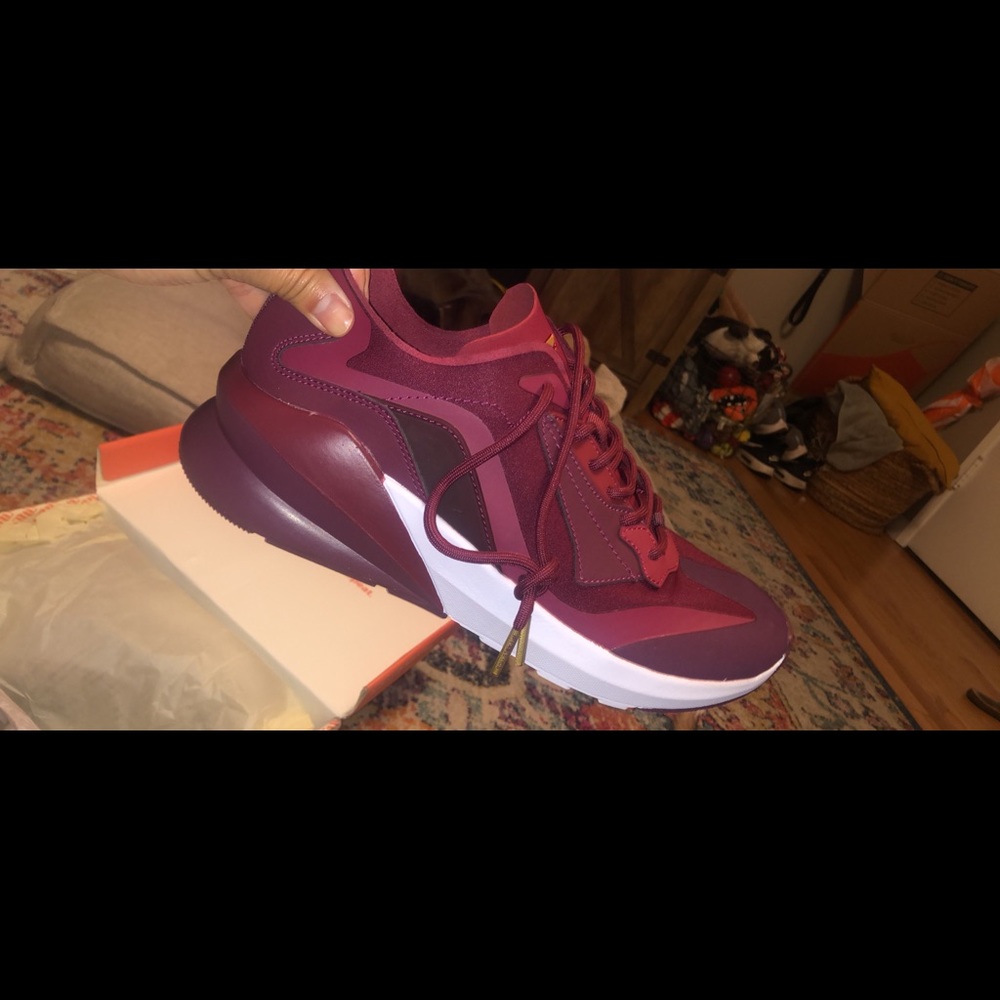 Fabletics Performance Sneaker - Picture 4 of 5